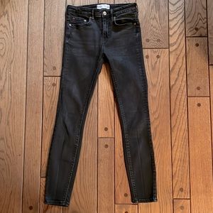 Zara Women Skinny Black High Waisted Stretch Jean. Size 4.. Used good condition.